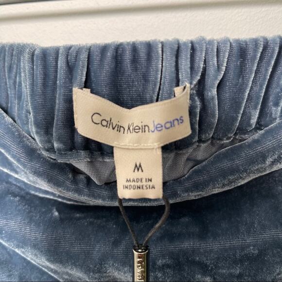 CALVIN KLEIN JEANS Off The Shoulder Velvet Top Blue/Gray Blouse NWT Medium - Picture 6 of 9